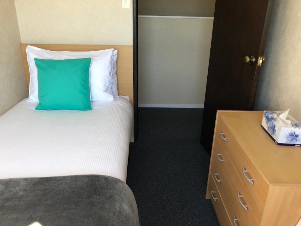 Hacienda Motor Lodge Deluxe Apartment, Non Smoking, Kitchen (3 bedroom apartments) 2