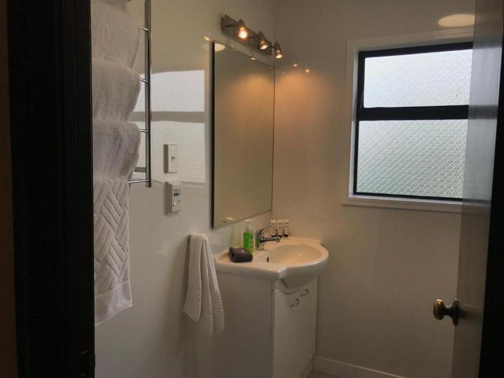 Hacienda Motor Lodge Deluxe Apartment, Non Smoking, Kitchen (3 bedroom apartments) 4