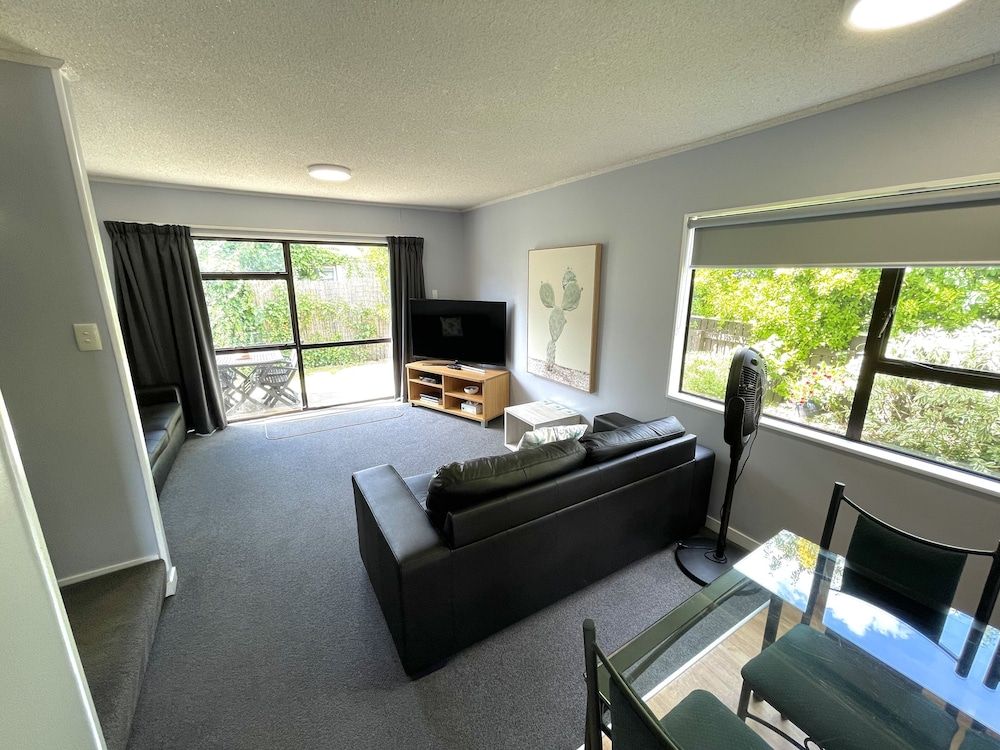 Hacienda Motor Lodge Deluxe Apartment, Non Smoking, Kitchen (3 bedroom apartments) 5