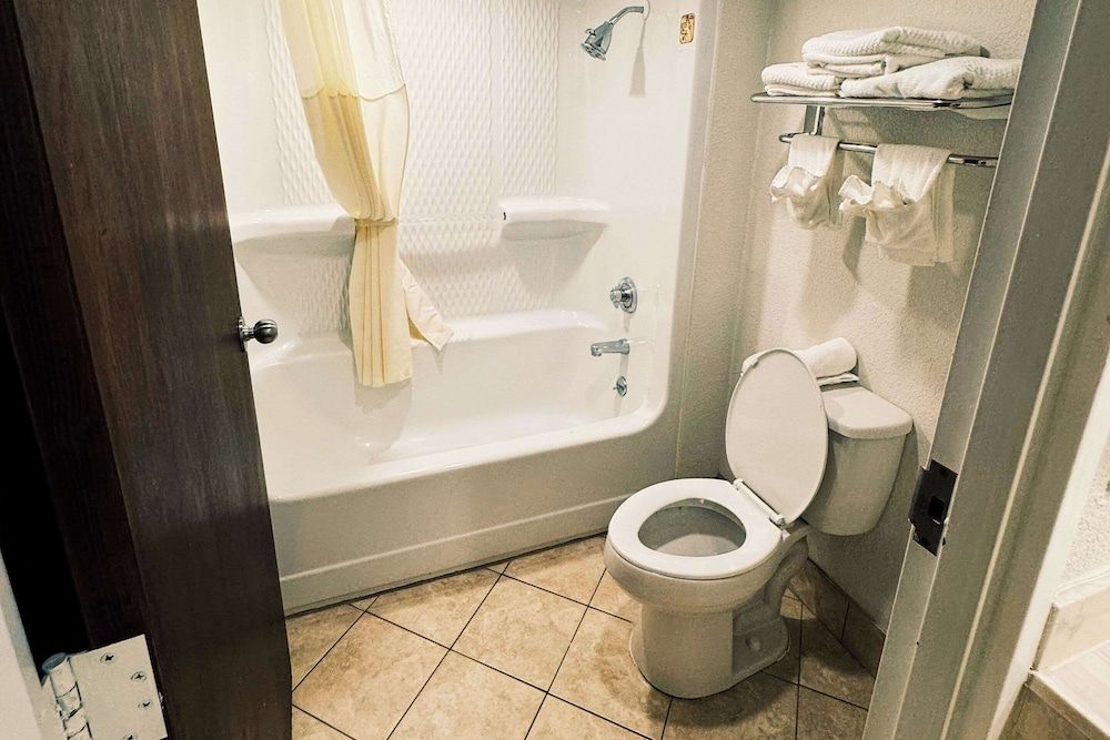 Quality Inn near Chattanooga South Standard Room, 2 Queen Beds, Non Smoking 6