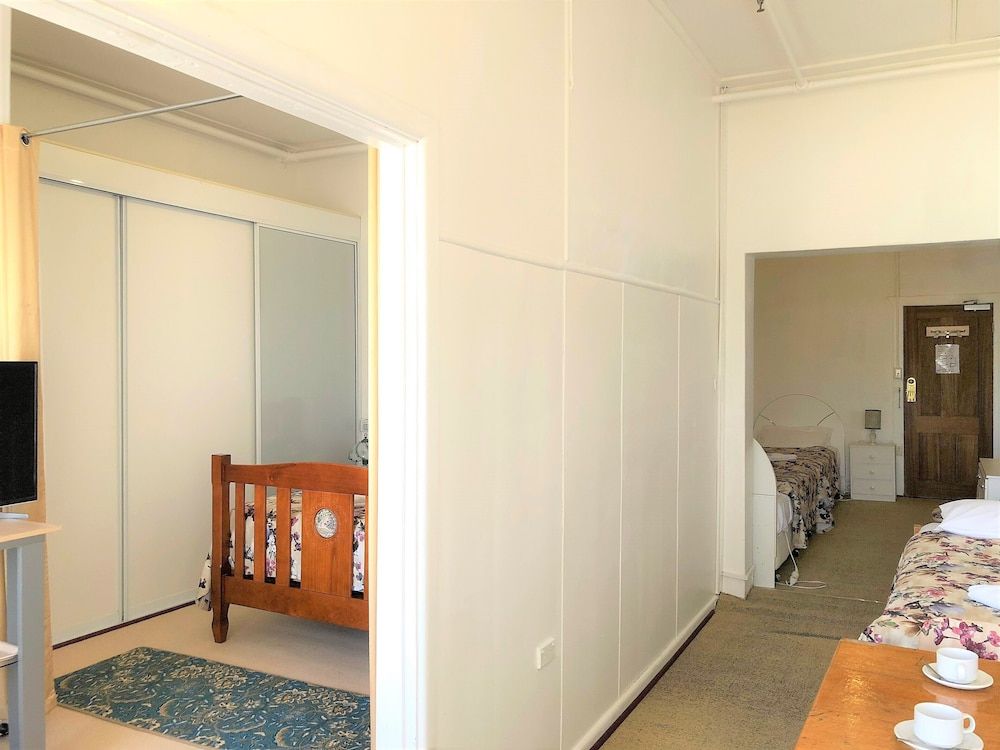 Clarendon Motel and Guesthouse Family Ensuite Room - 2 Double 2 Single beds 4