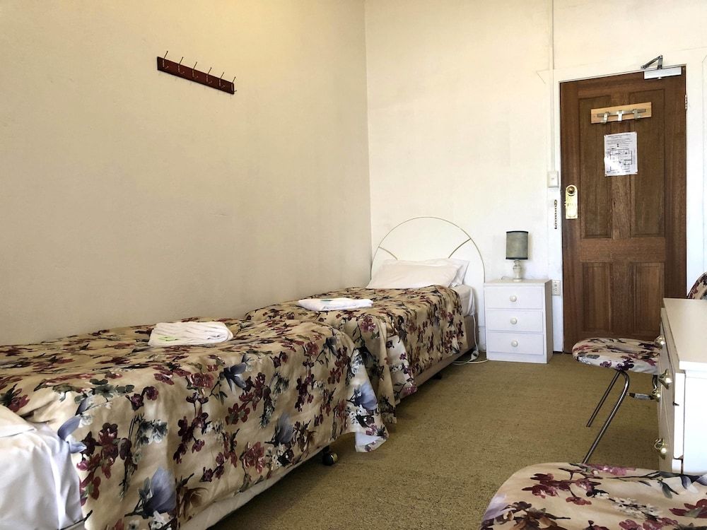 Clarendon Motel and Guesthouse Family Ensuite Room - 2 Double 2 Single beds