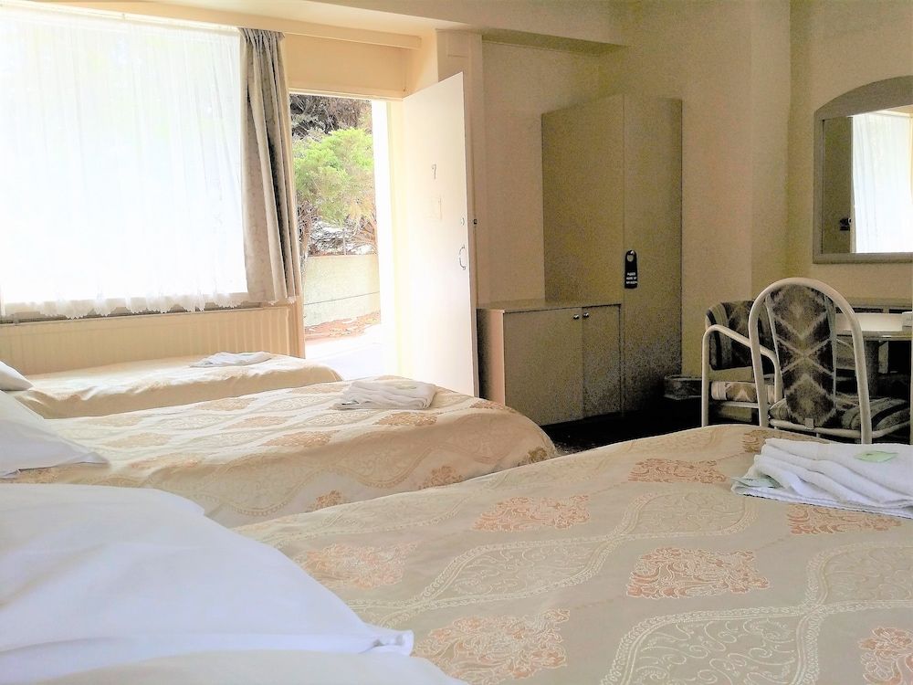 Motel Ensuite 1 Double and 2 Singles