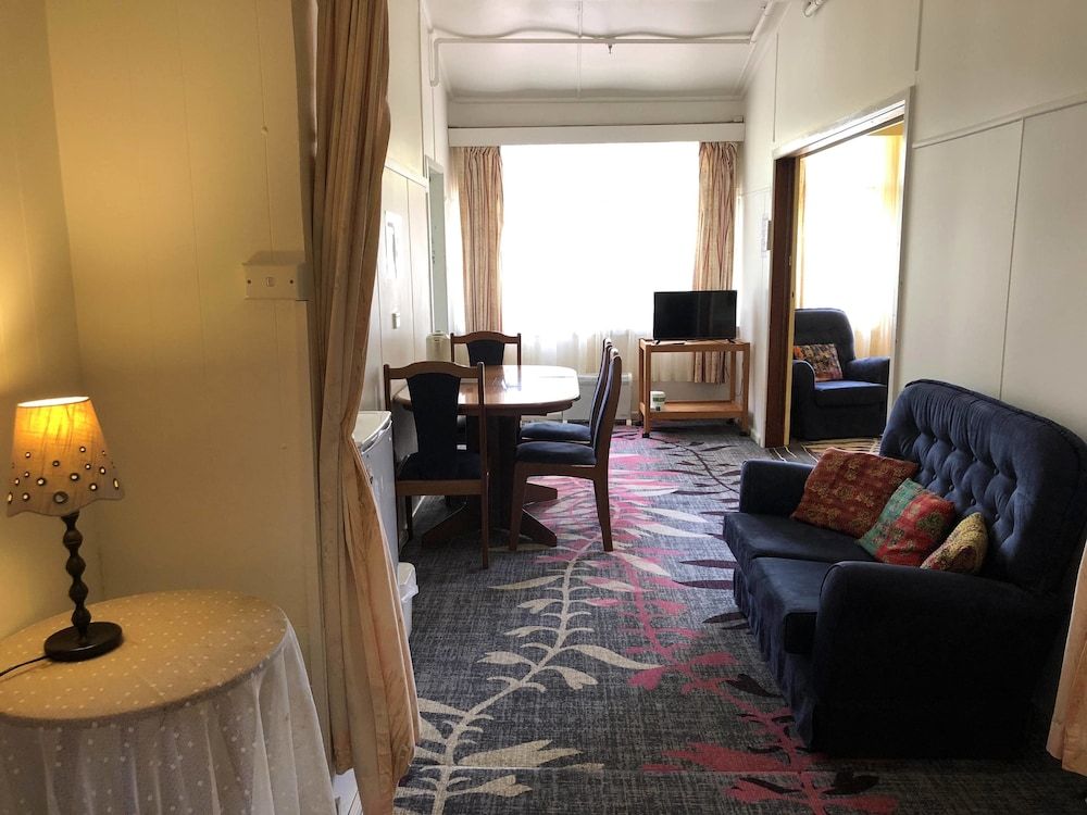 Family Ensuite Room - 1 Queen and 4 Singles