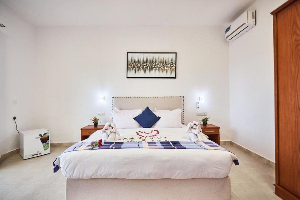 Deluxe Room, 1 King Bed, Pool View