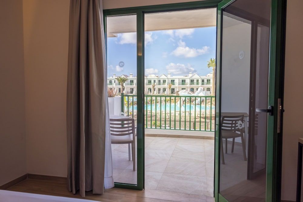 Studio Suite, Pool View (2 adults and 2 children)