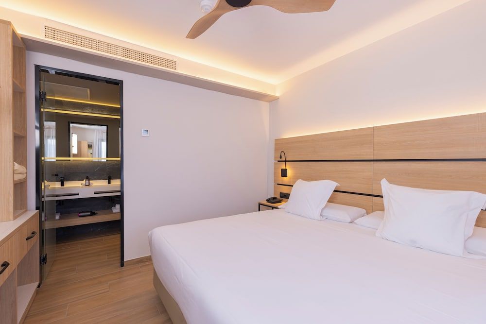 Superior Studio Suite, Private Pool (2 adults and 2 children)