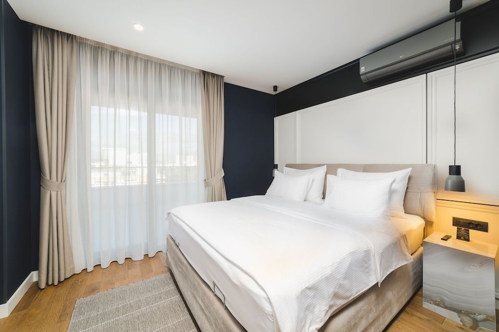 Signum Hotel Executive Suite, 1 King Bed with Sofa bed 2