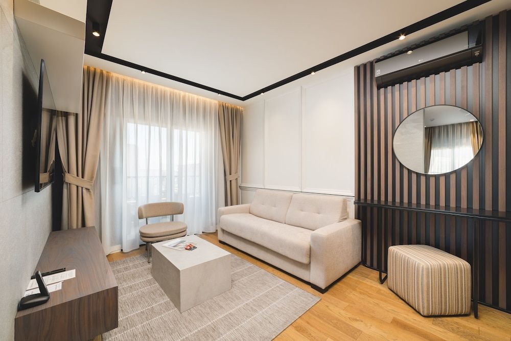 Signum Hotel Executive Suite, 1 King Bed with Sofa bed 8