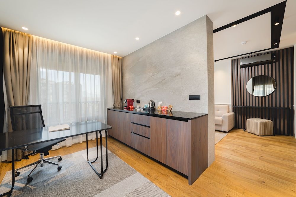 Signum Hotel Executive Suite, 1 King Bed with Sofa bed 7