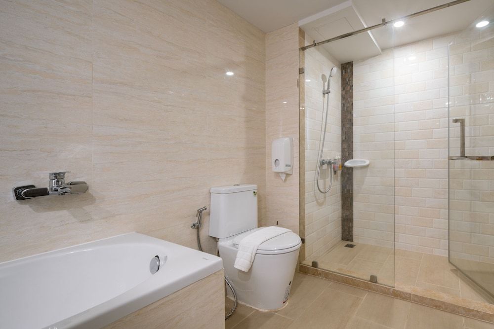 Samyan Serene Hotel Deluxe King Room with Bathtub 5