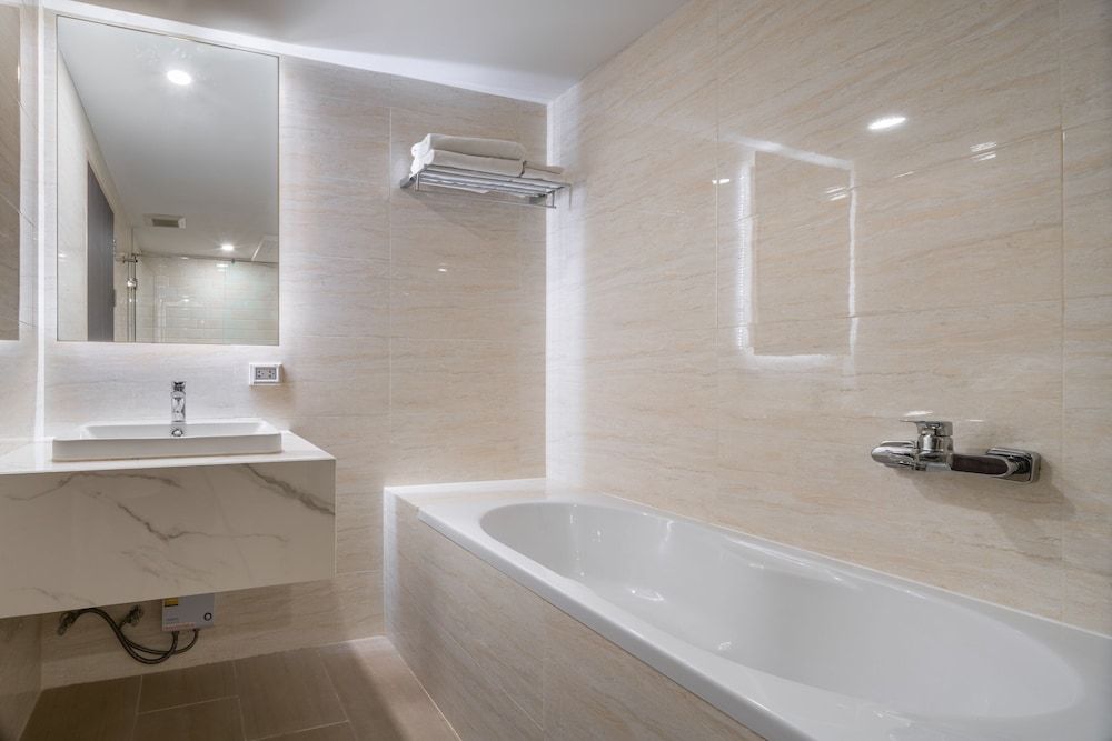 Samyan Serene Hotel Deluxe King Room with Bathtub 6