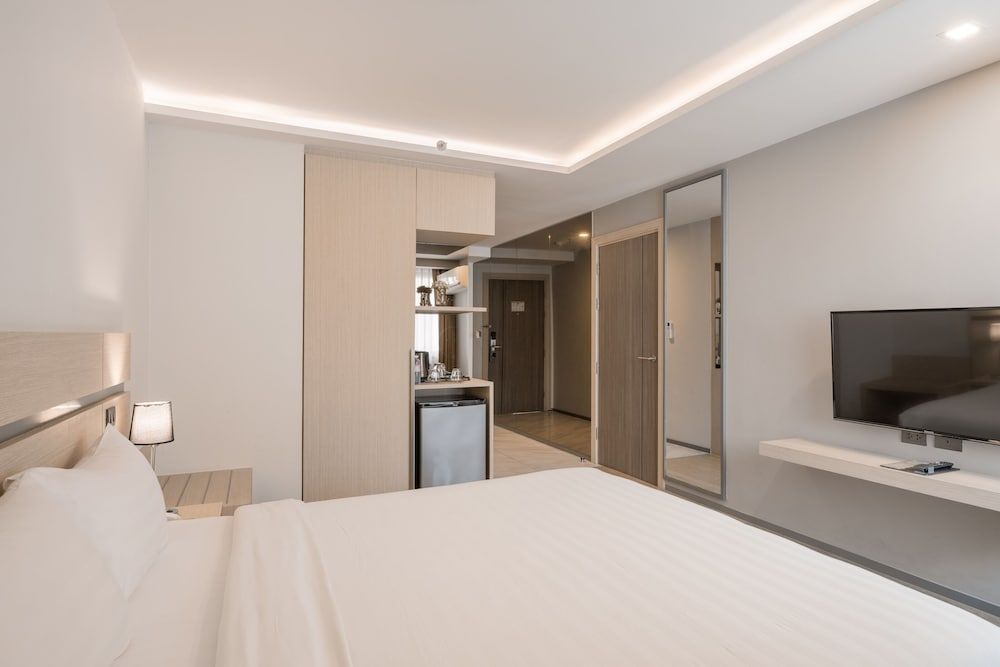 Samyan Serene Hotel Deluxe King Room with Bathtub 8