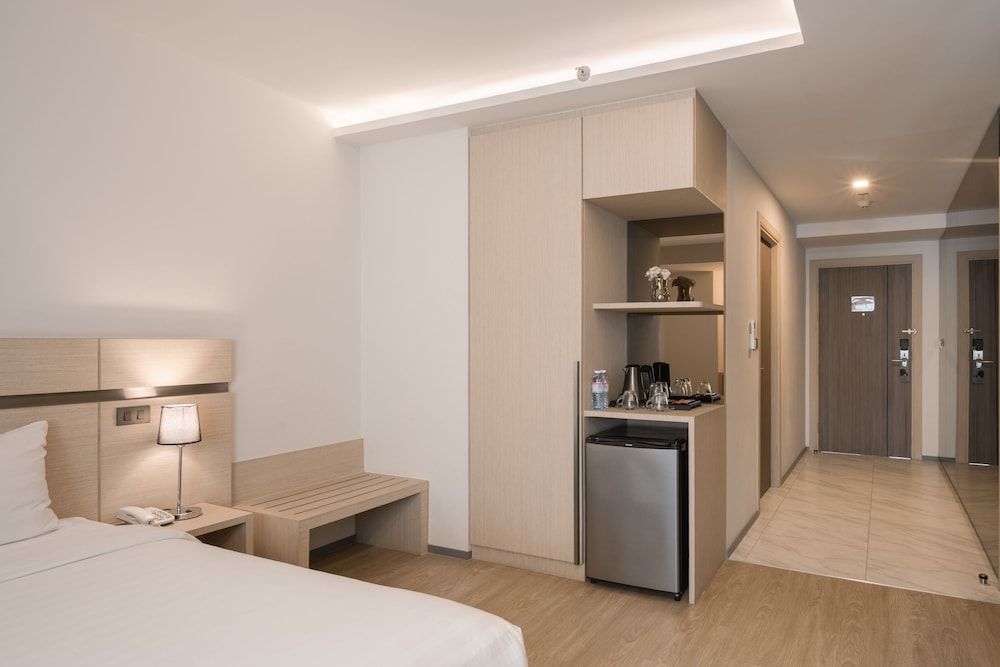 Samyan Serene Hotel Deluxe King Room with Bathtub 3