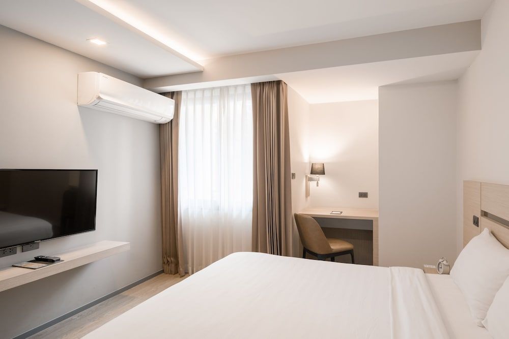 Samyan Serene Hotel Deluxe King Room with Bathtub