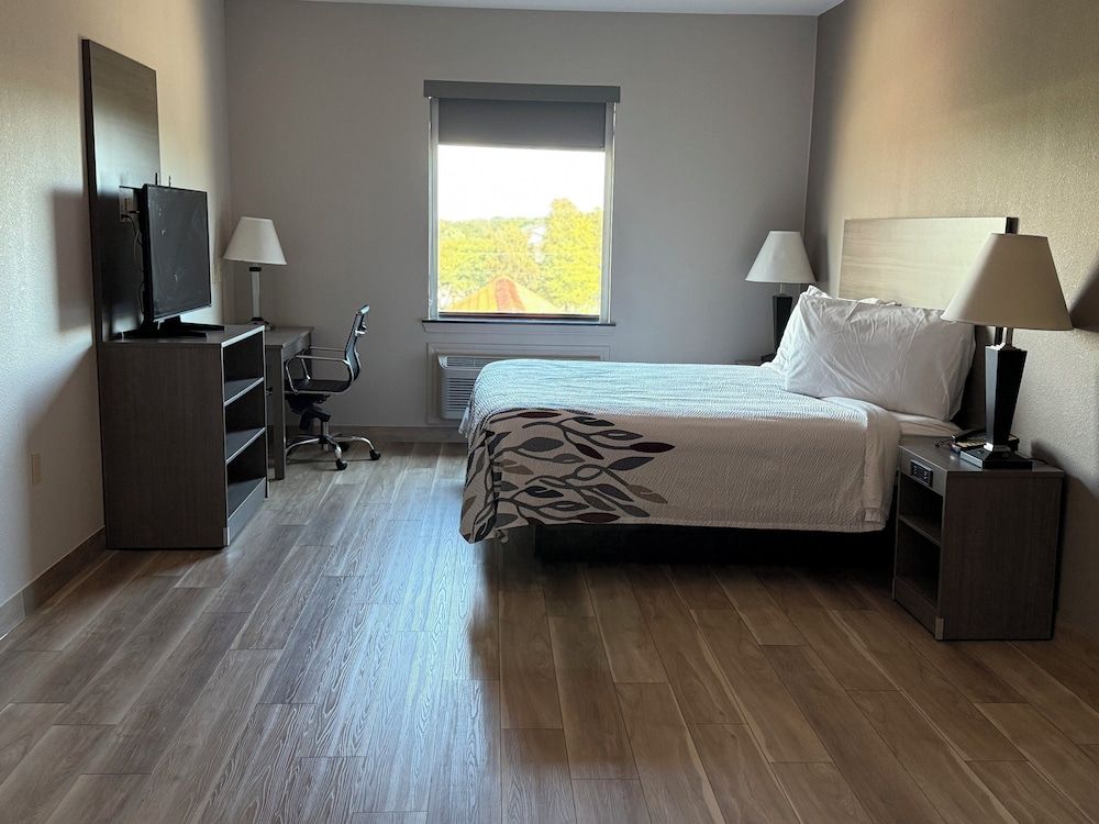 Red Roof Inn La Porte Deluxe Room, 1 King Bed, Non Smoking 2