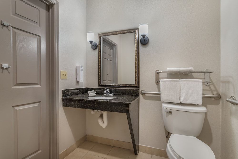 Red Roof Inn La Porte Deluxe Room, 1 King Bed, Accessible, Non Smoking 4