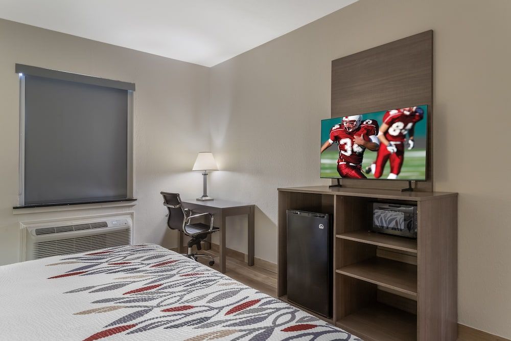 Red Roof Inn La Porte Deluxe Room, 1 King Bed, Accessible, Non Smoking 5