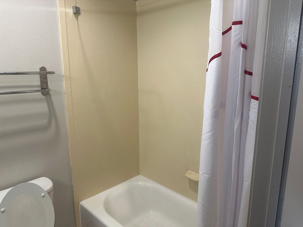 Red Roof Inn La Porte Deluxe Room, 1 King Bed, Non Smoking 6