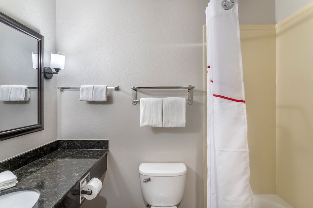 Red Roof Inn La Porte Deluxe Room, 1 King Bed, Non Smoking 4