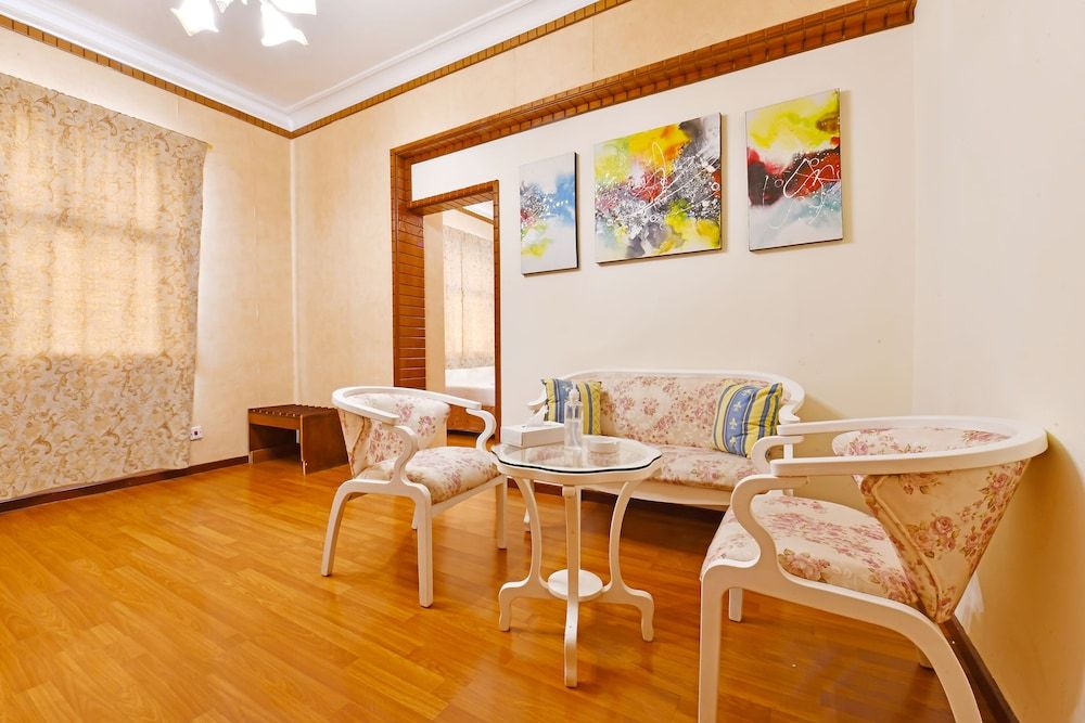 undefined OYO 125 Moon Plaza Hotel 5