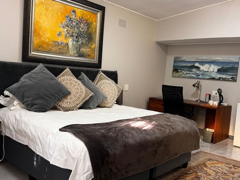 The Rabbit Hole Hotel Basic Double Room, 1 King Bed 20