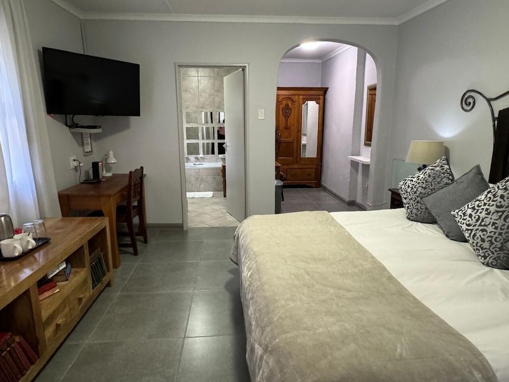 The Rabbit Hole Hotel Basic Double Room, 1 King Bed 16