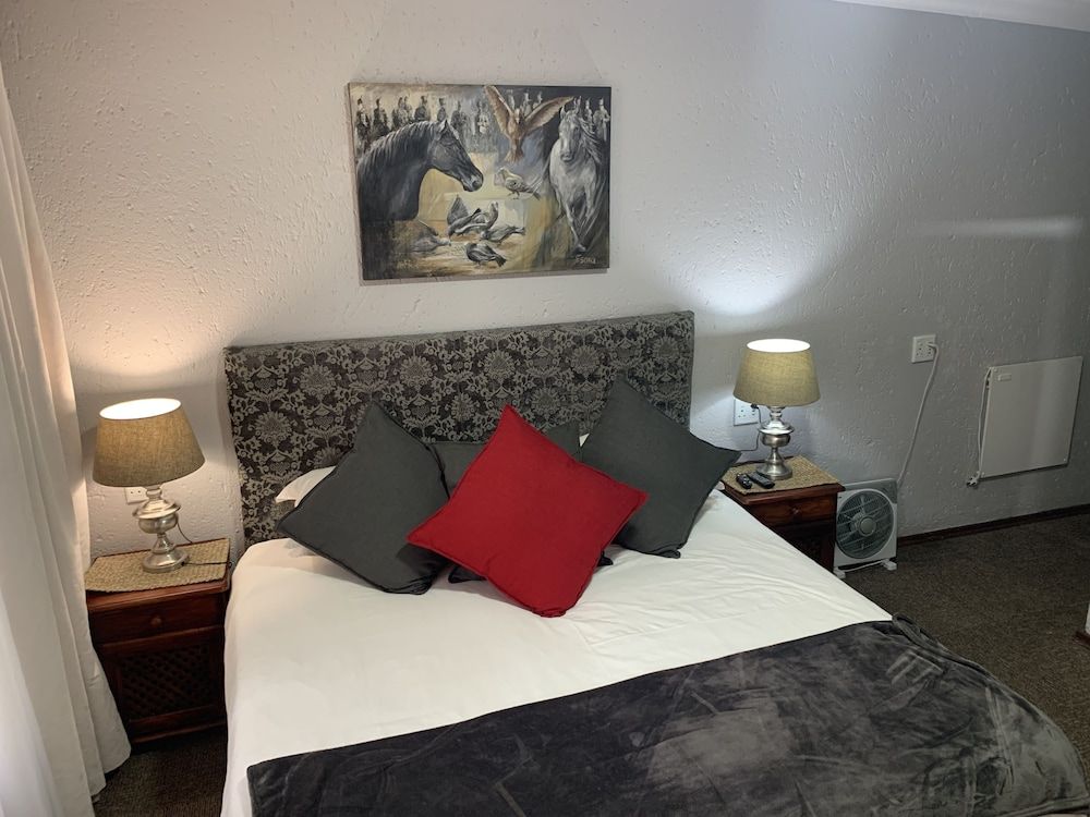 The Rabbit Hole Hotel Basic Double Room, 1 King Bed 2