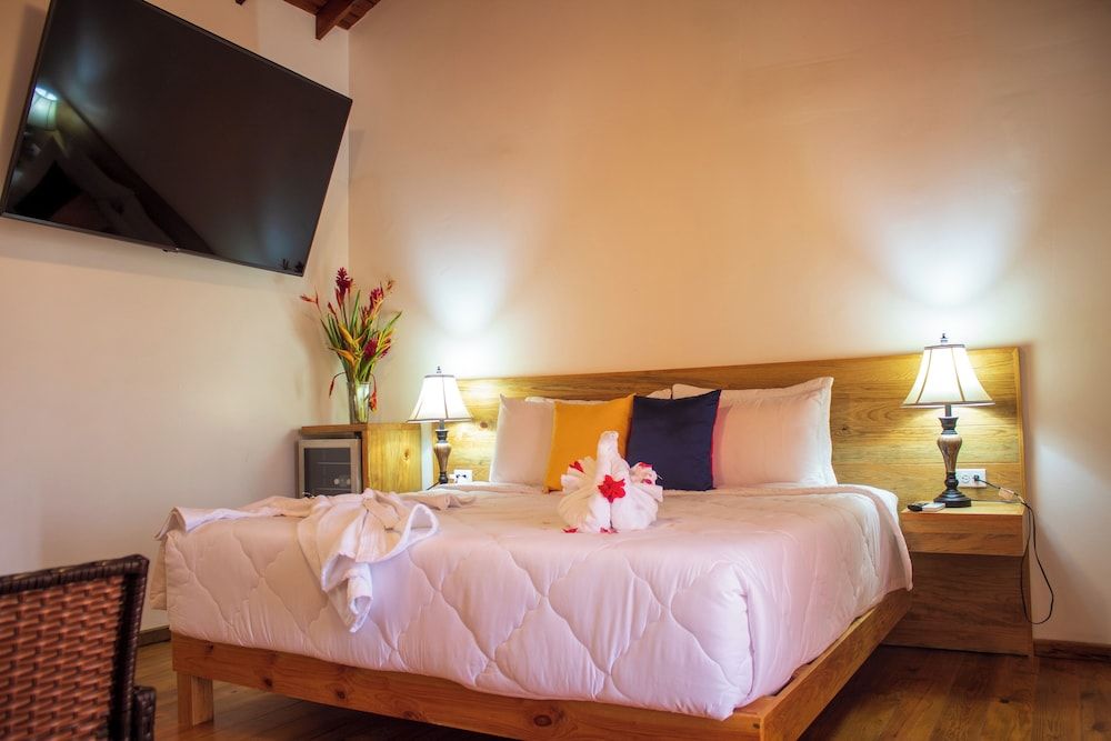 Hotel and Dive Center Roatan Yacht Club Standard Queen Room 2