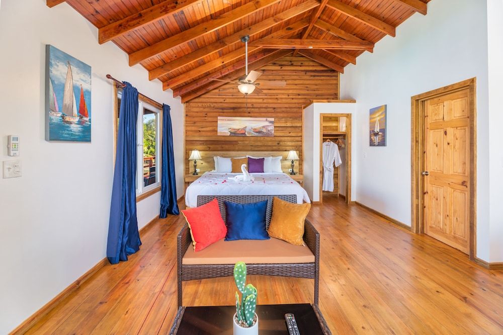 Hotel and Dive Center Roatan Yacht Club Standard Queen Room 7