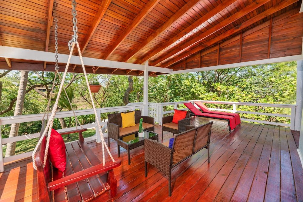 Hotel and Dive Center Roatan Yacht Club Deluxe King Room with Garden View 4