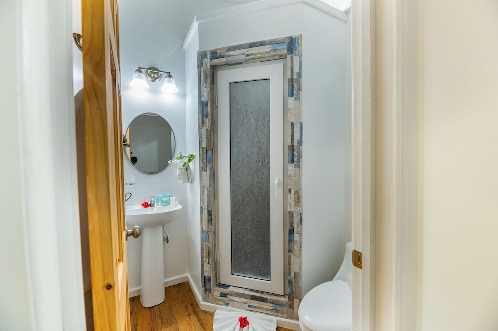 Hotel and Dive Center Roatan Yacht Club King Room 4