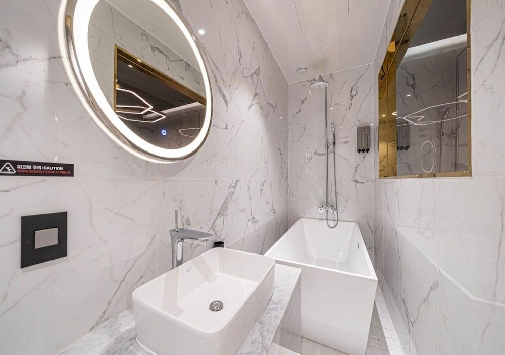 Forestar Deluxe Double Room (Netflix/ Youtube Available on TV) 26