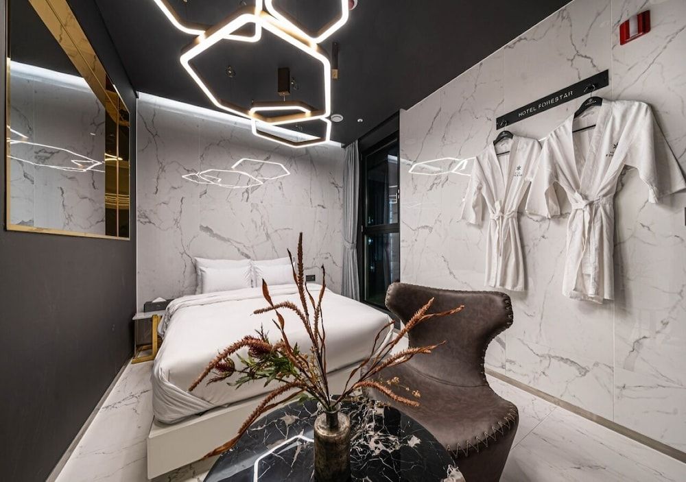 Forestar Deluxe Double Room (Netflix/ Youtube Available on TV) 9