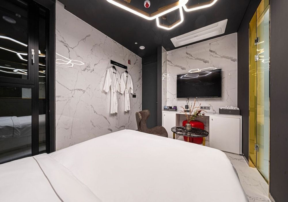 Forestar Deluxe Double Room (Netflix/ Youtube Available on TV) 10