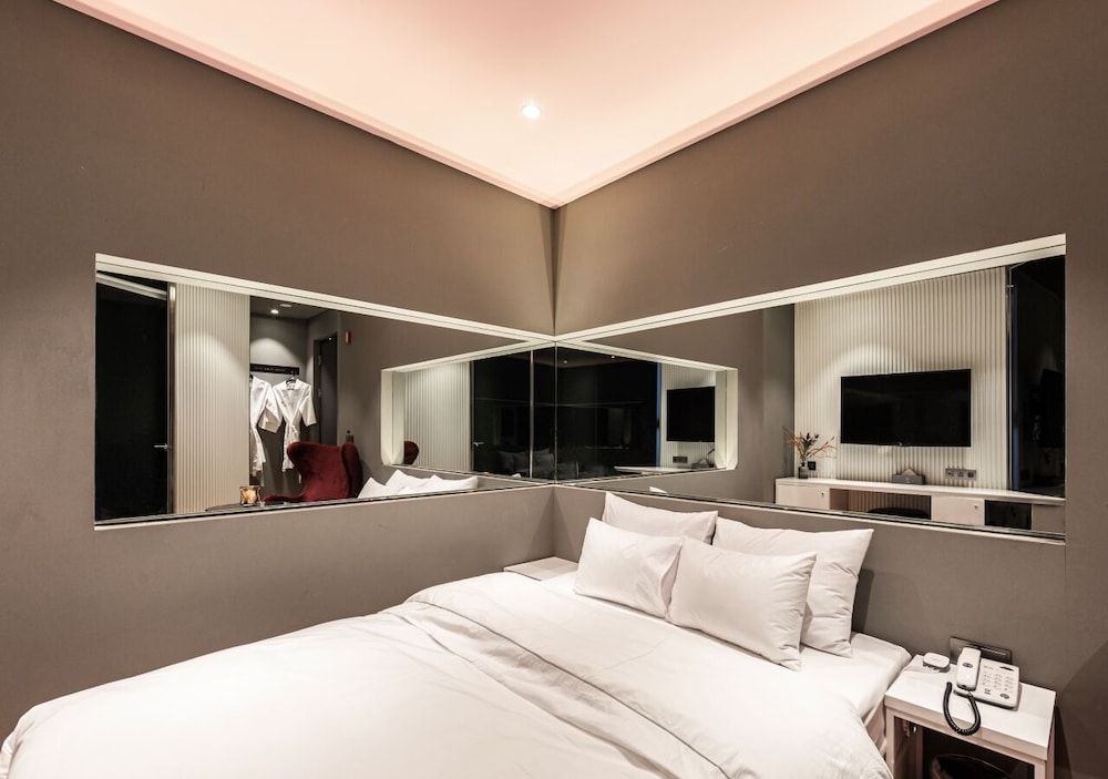 Forestar Deluxe Double Room (Netflix/ Youtube Available on TV) 12