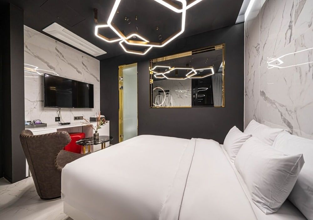 Forestar Deluxe Double Room (Netflix/ Youtube Available on TV) 11