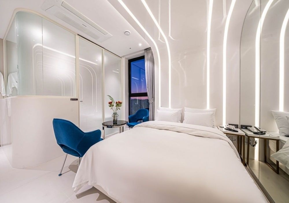 Forestar Deluxe Double Room (Netflix/ Youtube Available on TV) 2