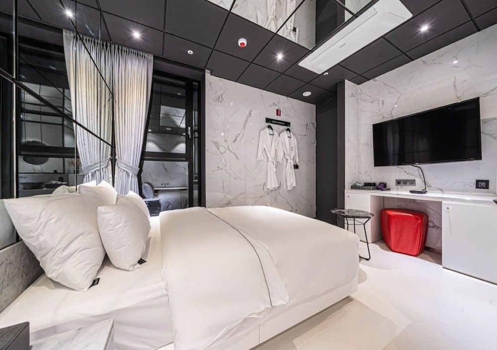 Forestar Deluxe Double Room (Netflix/ Youtube Available on TV) 5