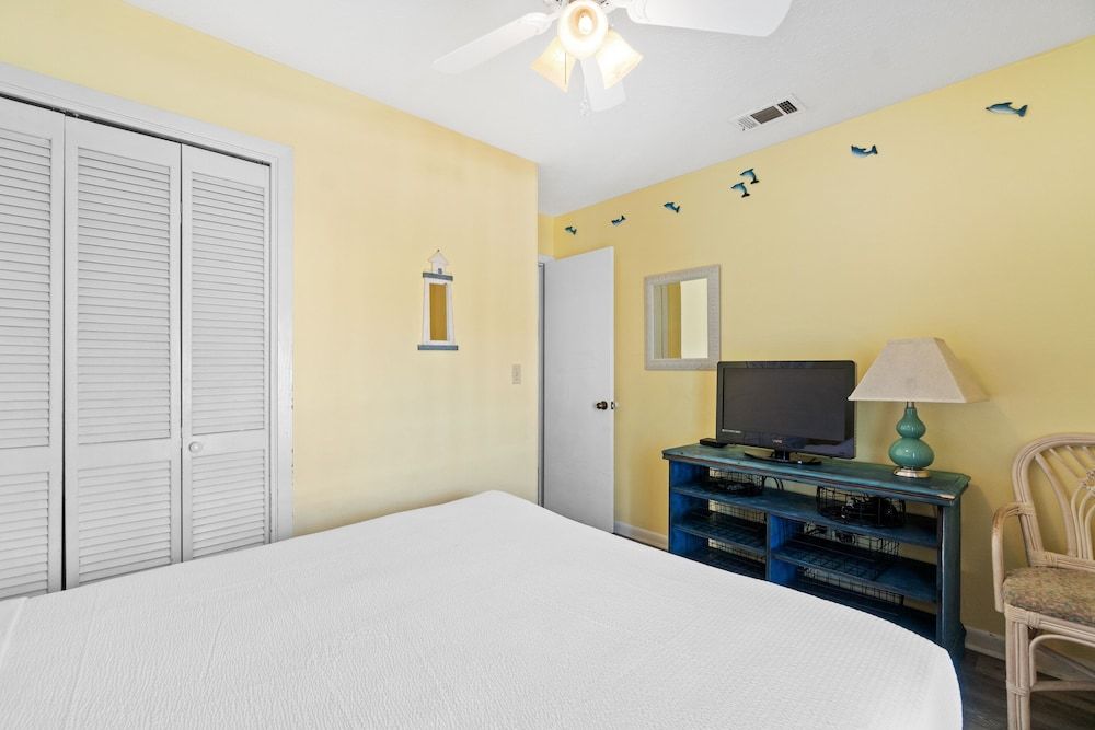 Two Bedroom Condo by the Beach I-6