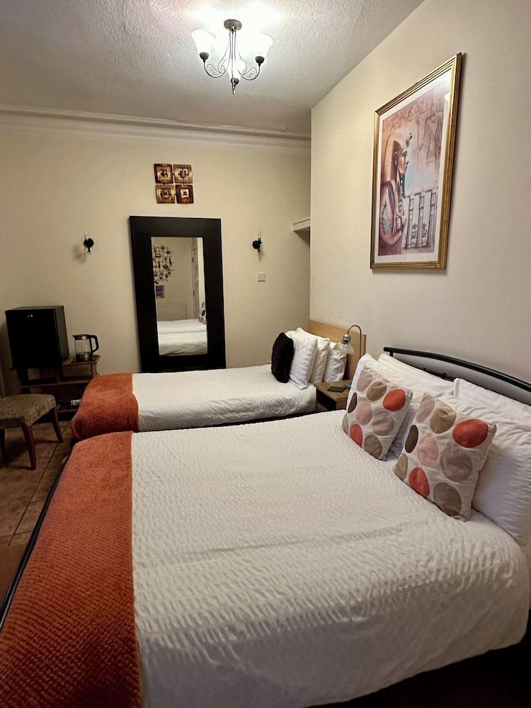 The Elbow Room Family Room (Room 1) 3