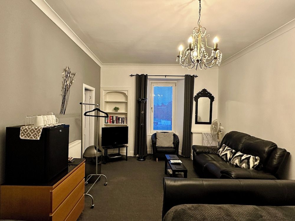 The Elbow Room Deluxe Family Room (Room 2) 8