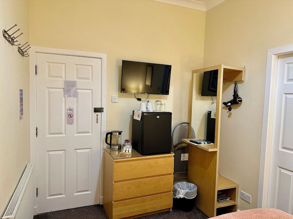 The Elbow Room Small Double Room, Ensuite (Room 4) 5