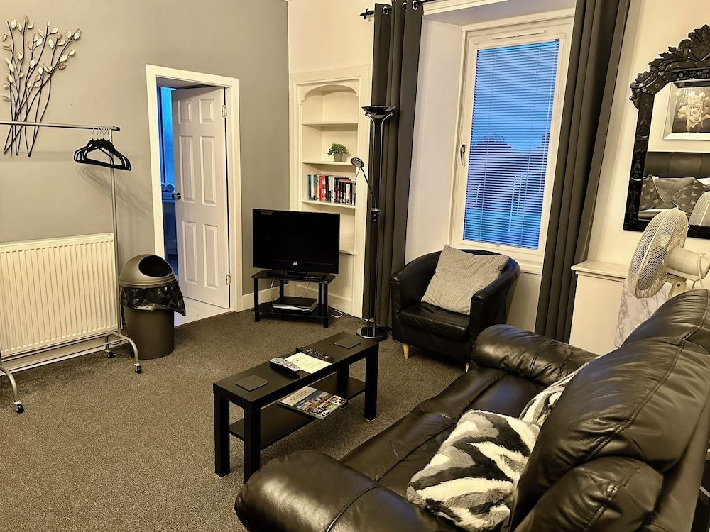 The Elbow Room Deluxe Family Room (Room 2) 9