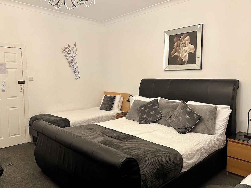 The Elbow Room Deluxe Family Room (Room 2) 3