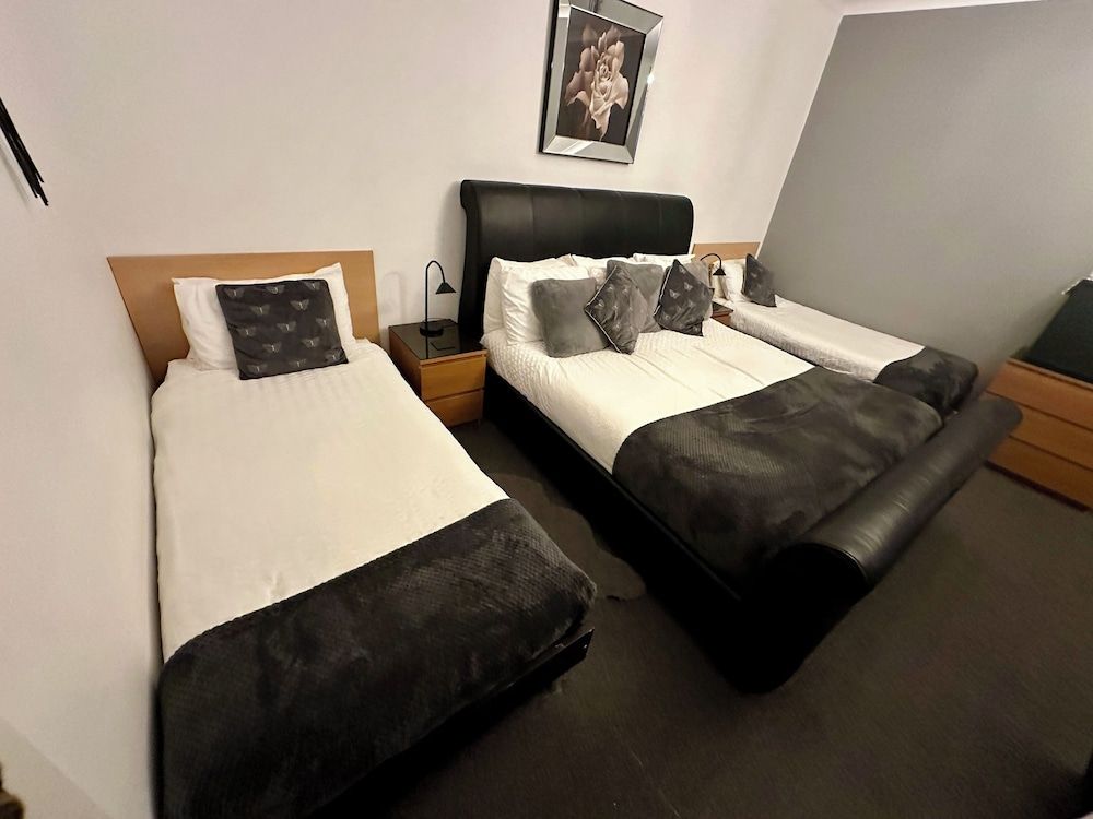 The Elbow Room Deluxe Family Room (Room 2)