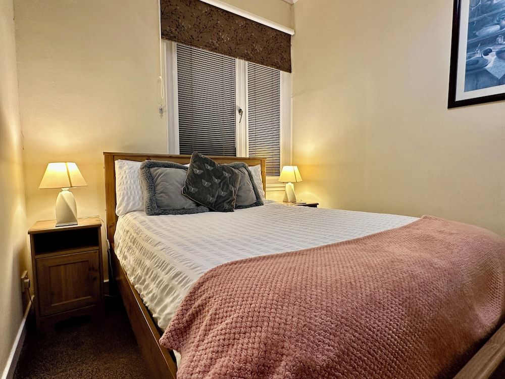 The Elbow Room Small Double Room, Ensuite (Room 4) 2