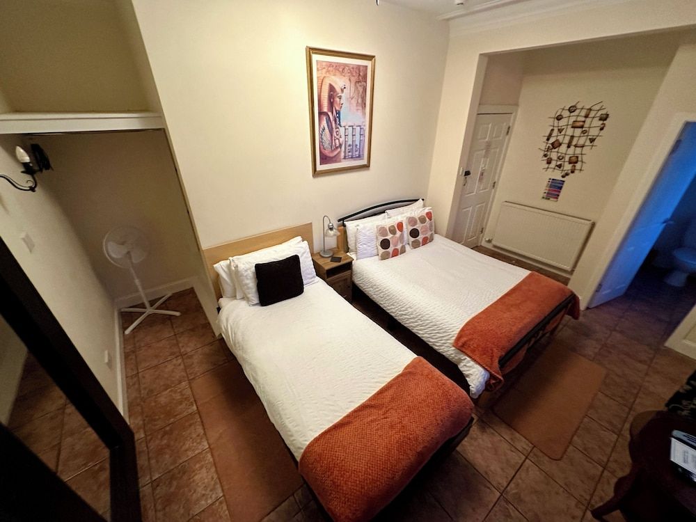 The Elbow Room Family Room (Room 1) 5