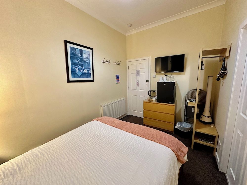 The Elbow Room Small Double Room, Ensuite (Room 4) 3