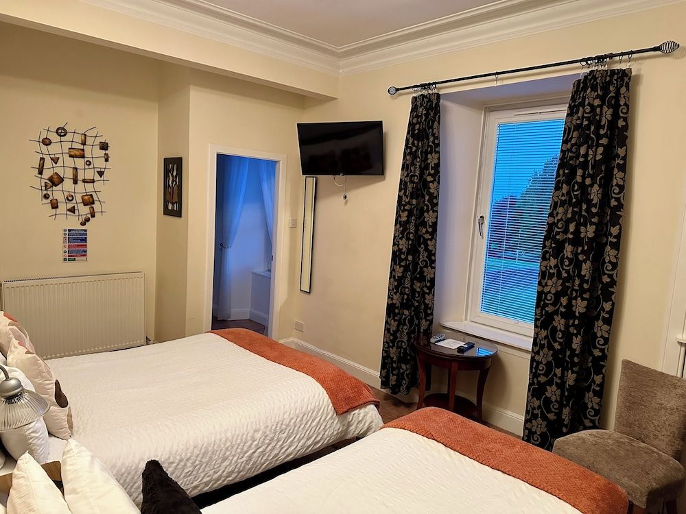 The Elbow Room Family Room (Room 1) 4